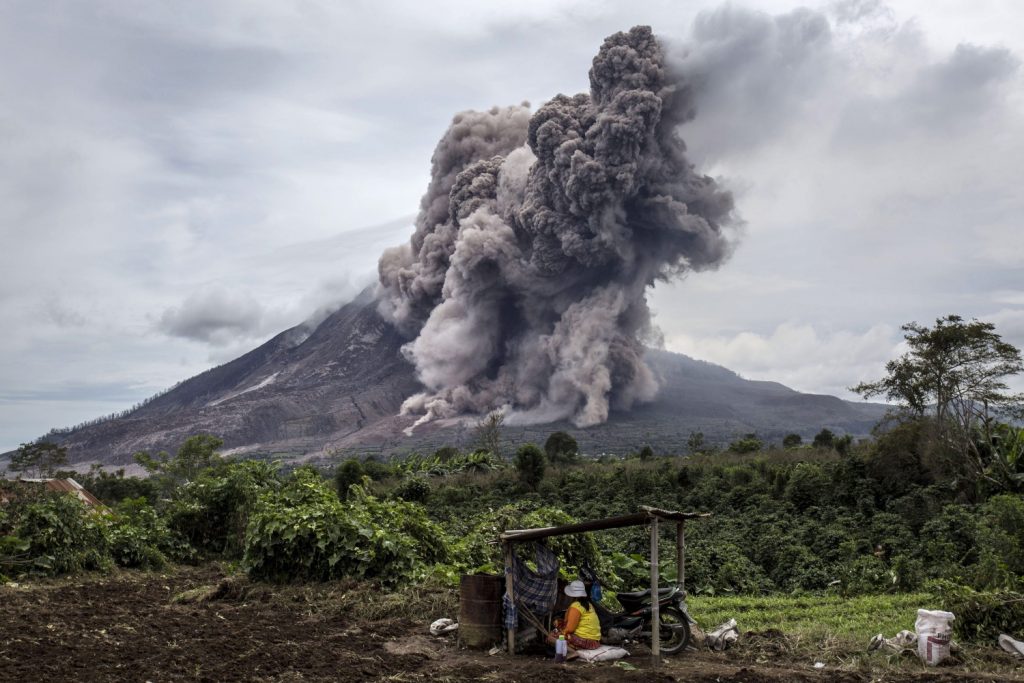 В Индонезии началось извержение вулкана: столб пепла поднялся на 4 километра