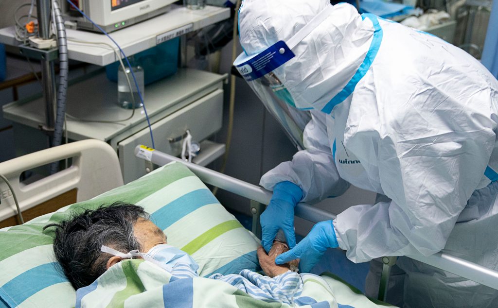 В китайском городе ввели карантин из-за двух заболевших коронавирусом жителей