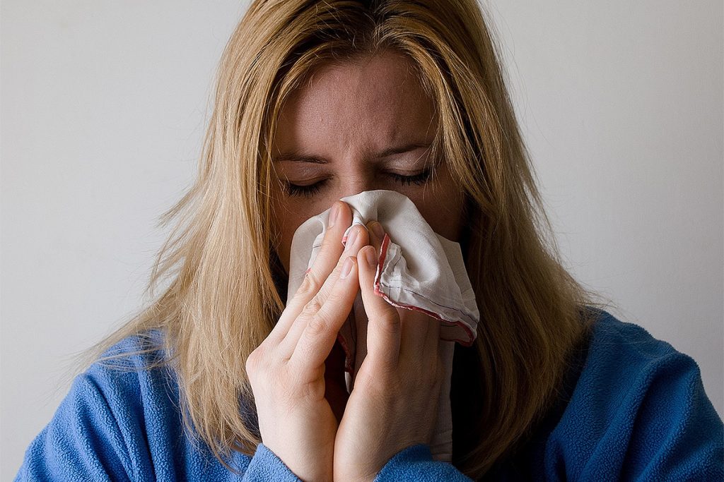 Эксперты рассказали про неэффективность народных способов лечения простуды