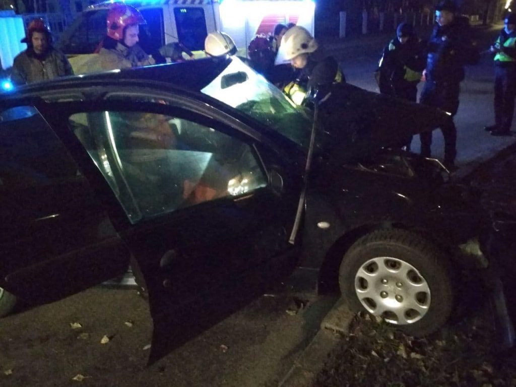 На Отрадном в Киеве пожилой водитель из-за ДТП попал в «капкан» искореженного авто