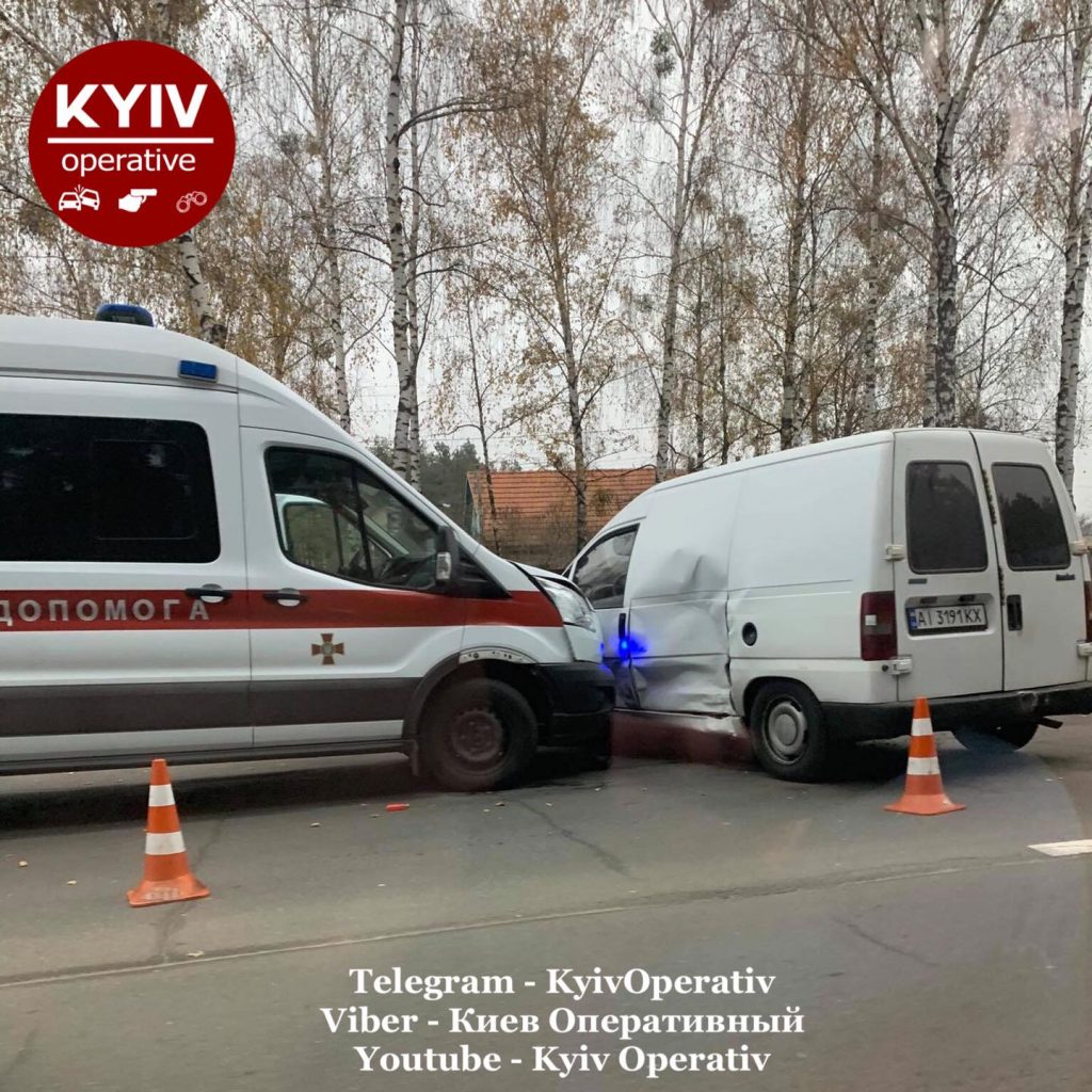 Под Киевом «скорая» военных протаранила фургон