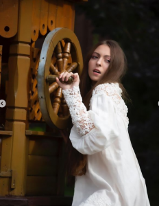 «Милашка»: 15-летняя Маша Полякова устроила фотосессию в коротком платье