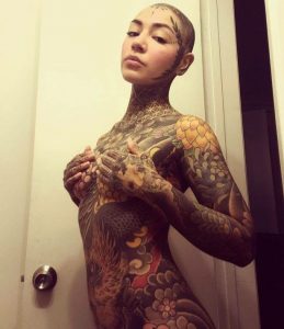 Американка за 27 тысяч долларов покрыла все тело татуировками