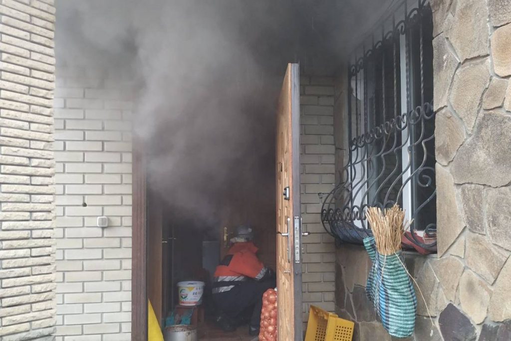 В результате пожара в жилом доме Харькова женщина получила ожоги