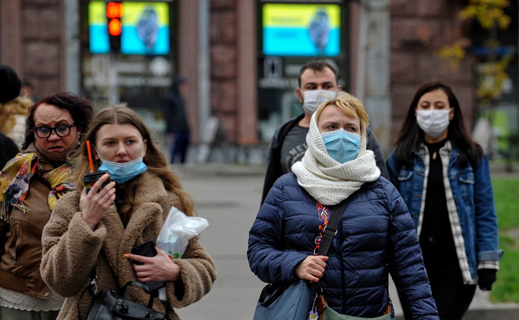 Зеленский подписал закон о штрафах за пребывание в общественных местах без масок