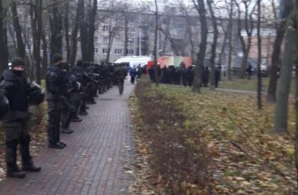 Силовики оцепили посольство США в Киеве