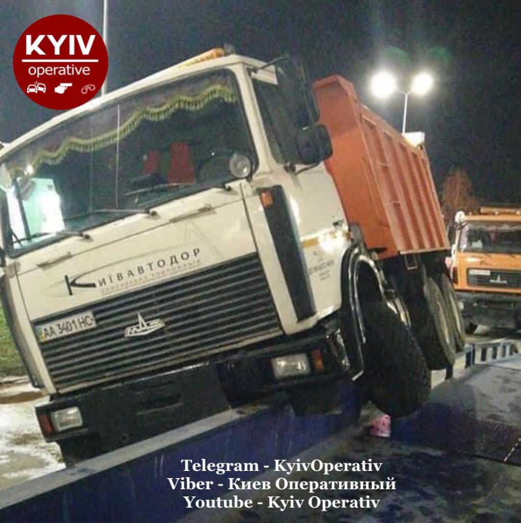 В Киеве произошла авария с грузовиком дорожников