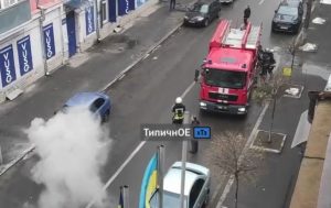 В центре Харькова загорелся припаркованный автомобиль