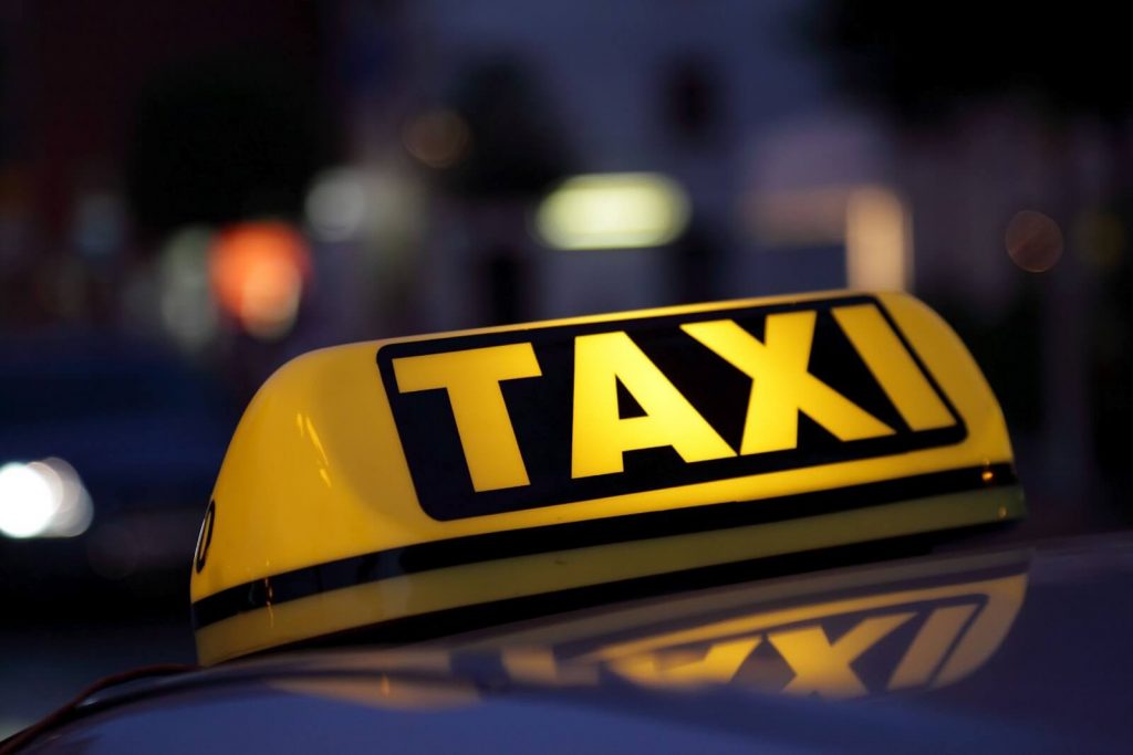 В Киеве таксист разгромил остановку