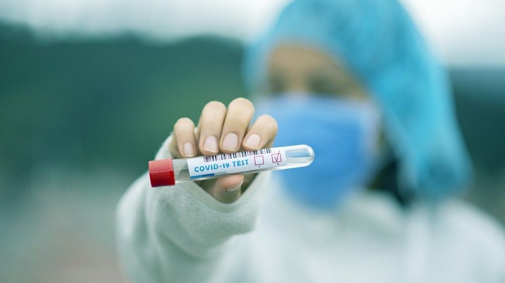 За сутки от коронавируса в мире погибло рекордное количество человек