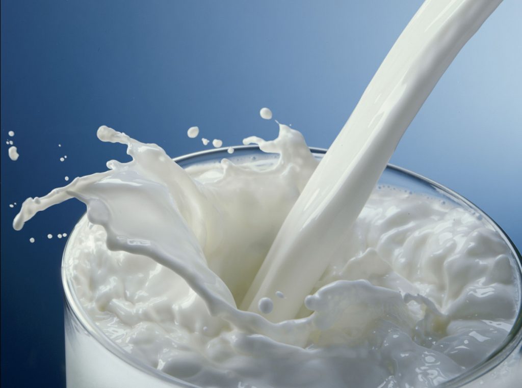 Медики рассказали, кому опасно употреблять молоко