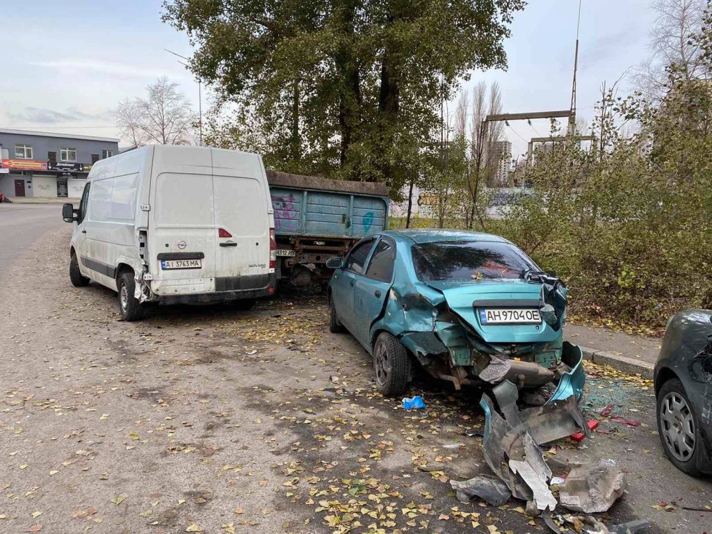 В Киеве на Позняках пьяный водитель протаранил 6 машин