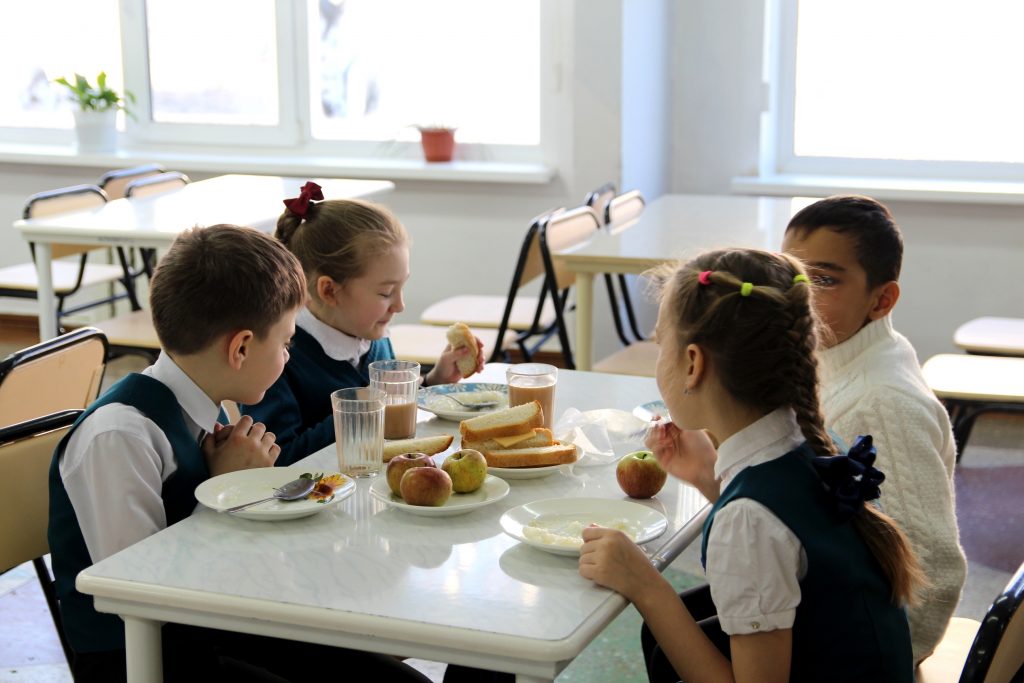В Харьковской области 39 детей отравились в столовой лицея