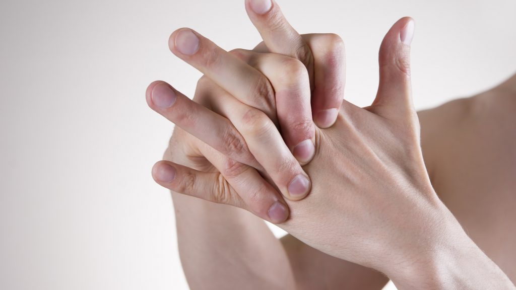 Врачи рассказали, как распознать рак легких по виду пальцев на руках