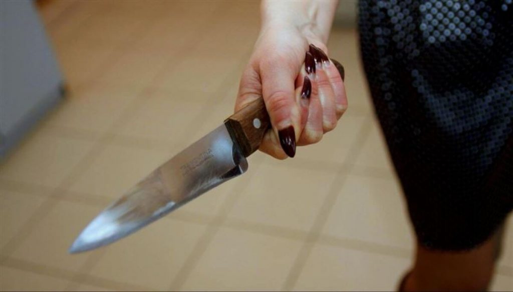 В Днепре женщина во время ссоры набросилась с ножом на сожителя