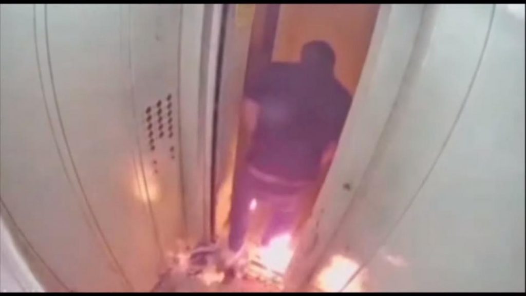 В РФ мужчина случайно поджег себя в лифте и едва не сгорел заживо