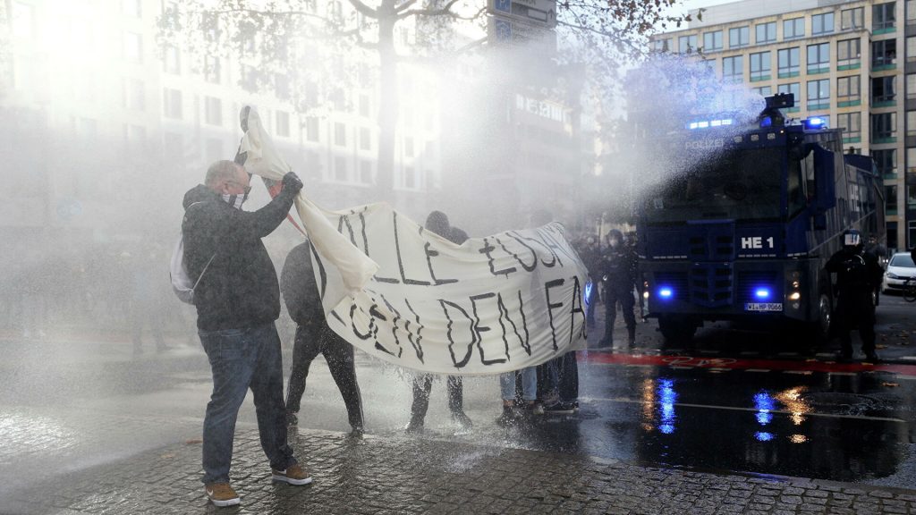 Полиция Берлина применила водометы против протестующих из-за карантина