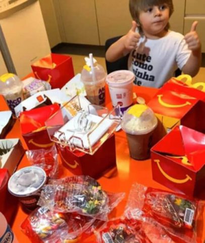 Ребенок добрался до телефона и заказал себе щедрый обед из McDonald’s