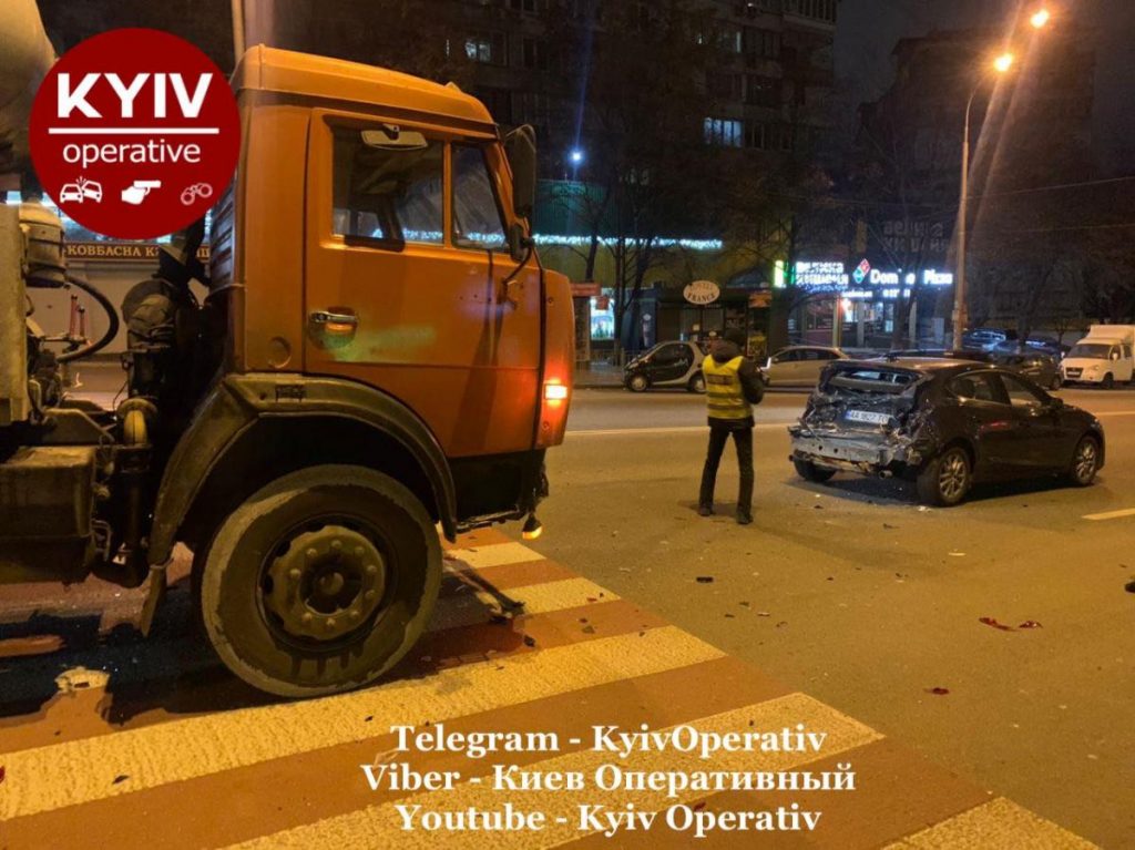 ДТП в Киеве: пьяный водитель бетономешалки въехал в Mazda