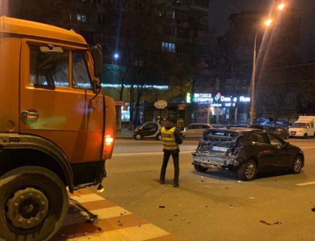 ДТП в Киеве: пьяный водитель бетономешалки въехал в Mazda