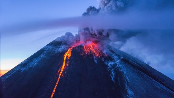 На Камчатке вулкан выбросил гигантский столб пепла