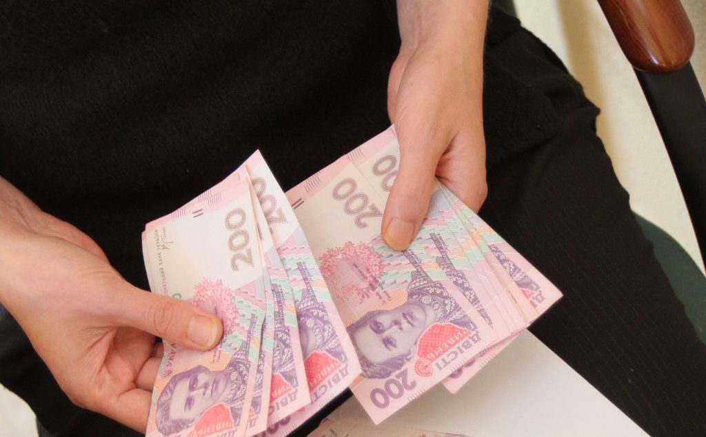 Стала известна средняя зарплата медиков в Украине