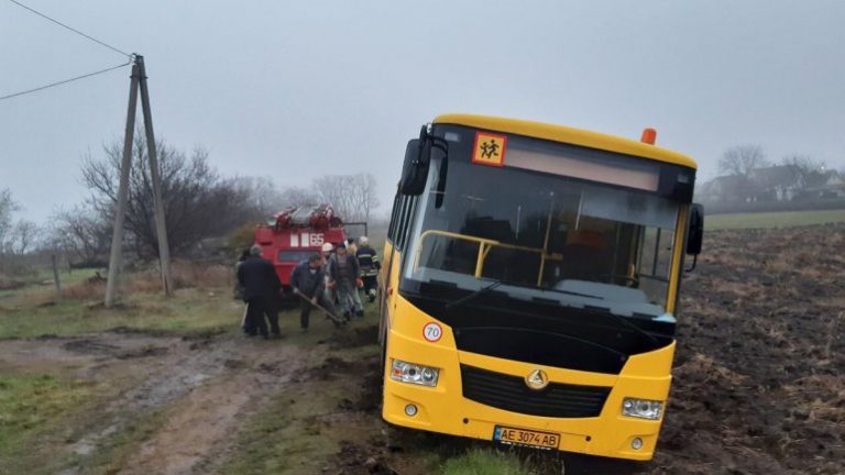 На Днепропетровщине школьный автобус съехал на обочину и застрял в грязи