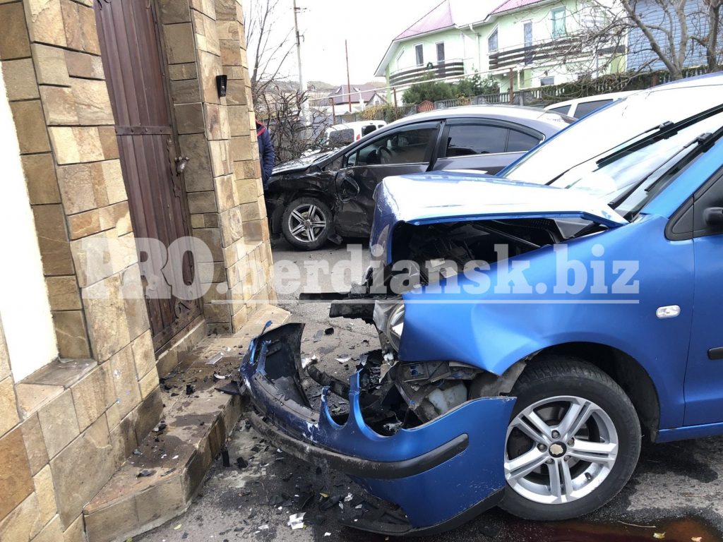 В Бердянске дорогу не поделили Toyota и Volkswagen: одно авто врезалось в забор, другое &#8212; в дерево