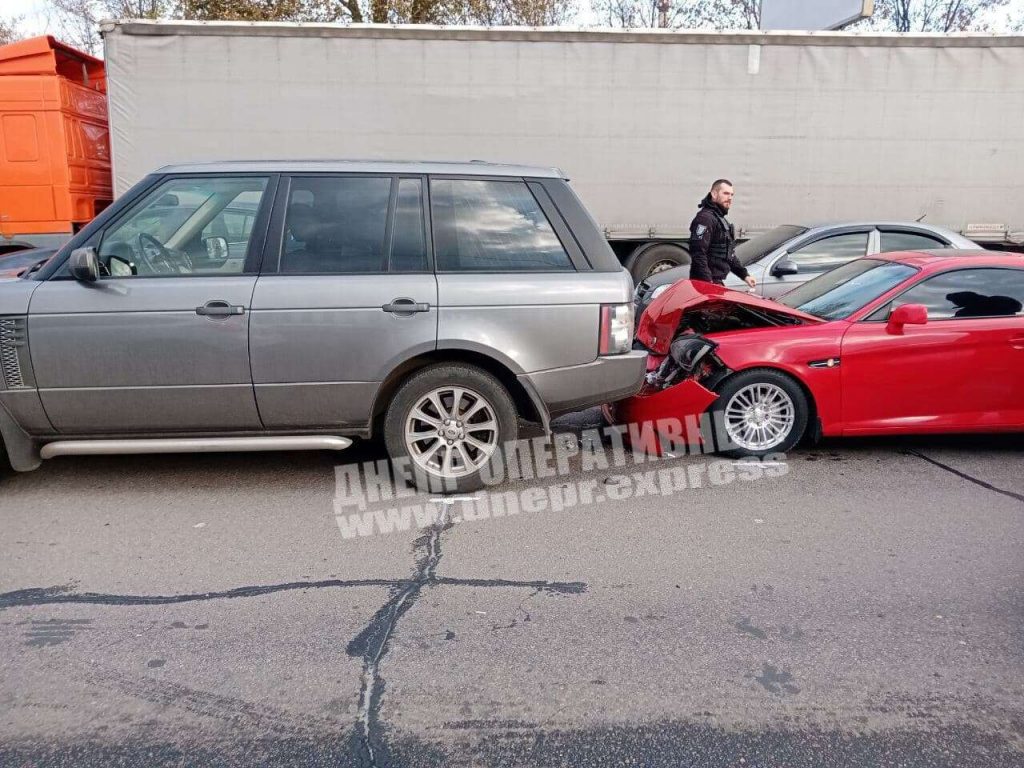 В Днепре спортивный автомобиль врезался в Range Rover