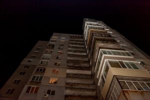 В Запорожье мужчина выпал с балкона 6 этажа