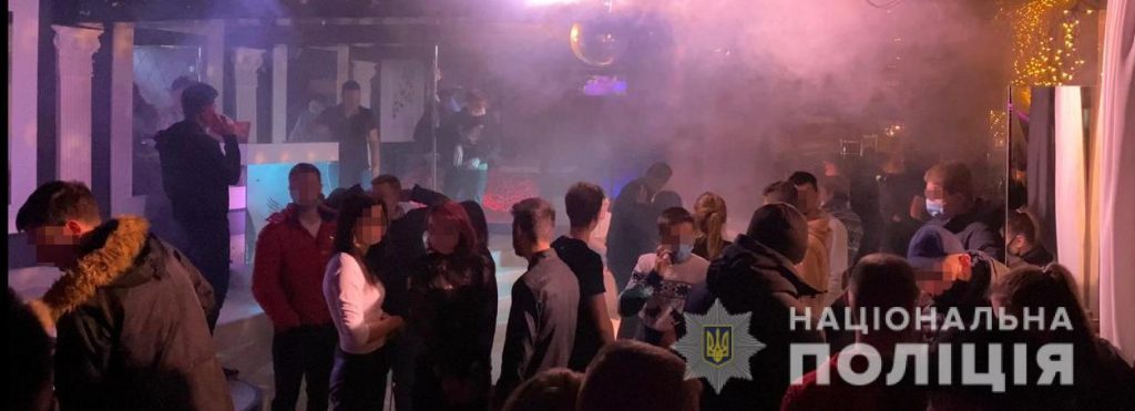 Львовские полицейские накрыли работающий ночной клуб со ста посетителями