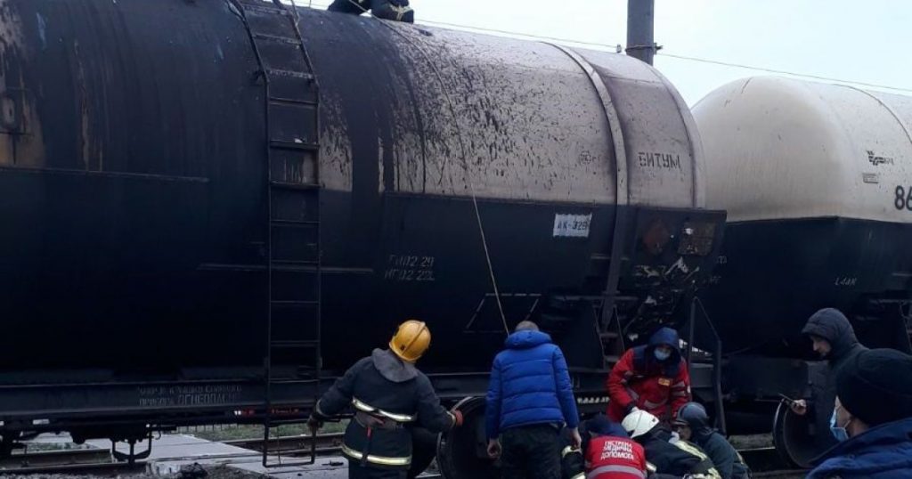 Под Киевом мужчина взобрался на поезд и получил удар током