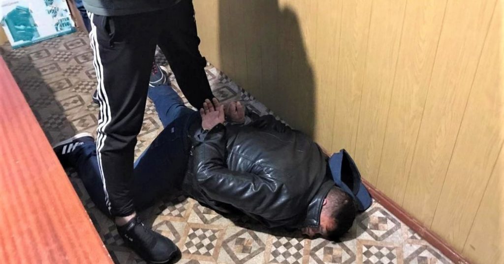 Под Киевом мужчина изнасиловал 16-летнюю школьницу