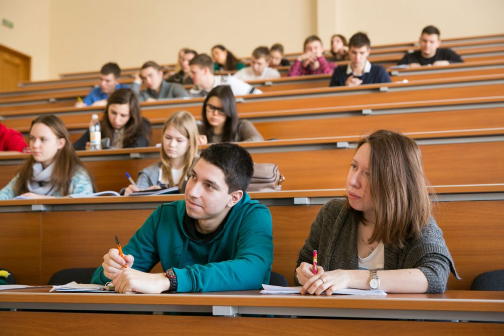 Украинские студенты бакалавры и магистры смогут выезжать за границу: в МОН назвали условия