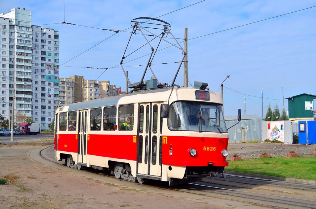 В Одессе в трамвай метнули банку: пострадал пассажир (ВИДЕО)