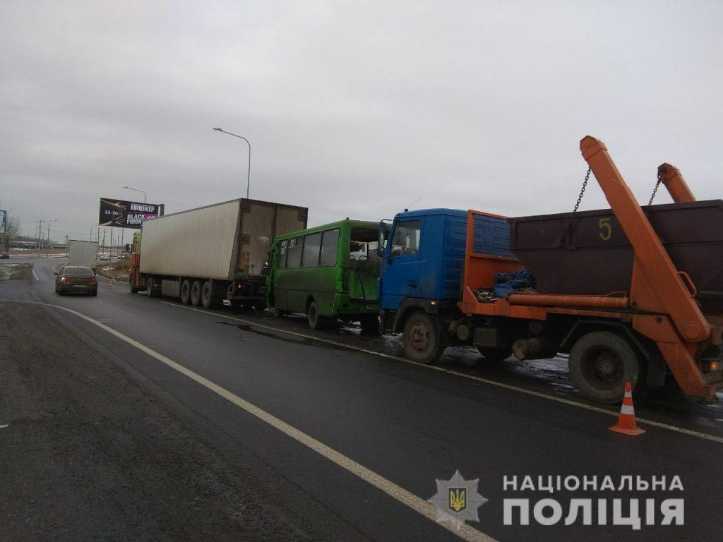 Тройное ДТП в Харькове: водителя маршрутки госпитализировали