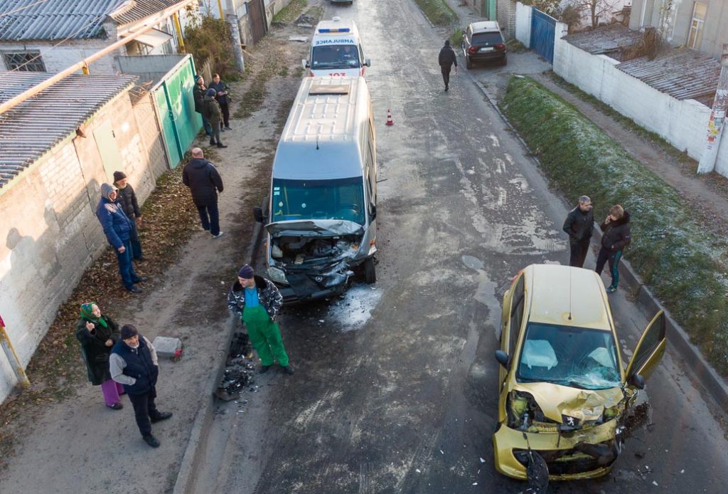 В Днепре на Большой Диевской столкнулись Peugeot и маршрутное такси, пострадала женщина