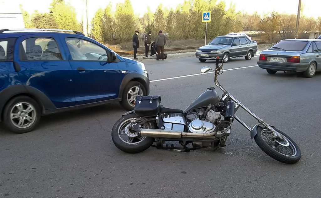 В Днепре мотоциклист сбил мужчину на пешеходном переходе