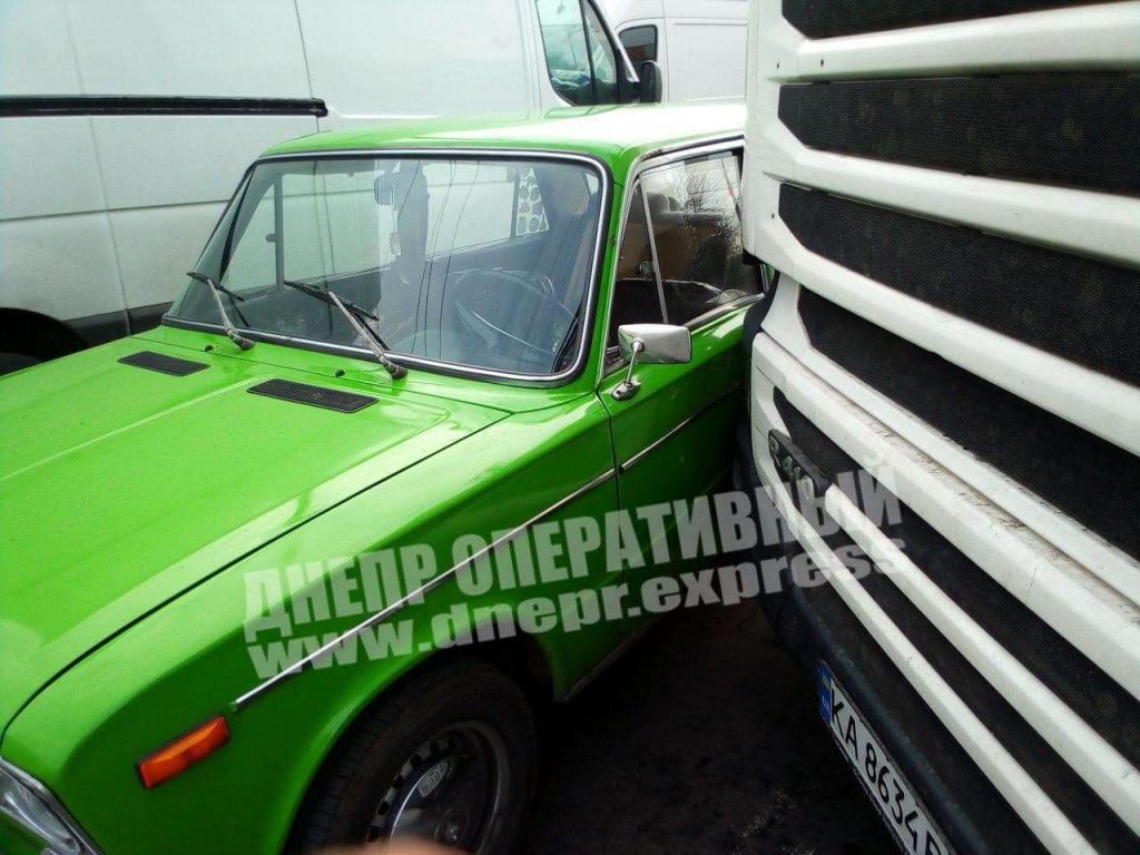 В Днепре на перекрестке грузовик Scania врезался в Lada
