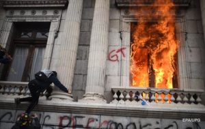 В Гватемале протестующие подожгли здание парламента