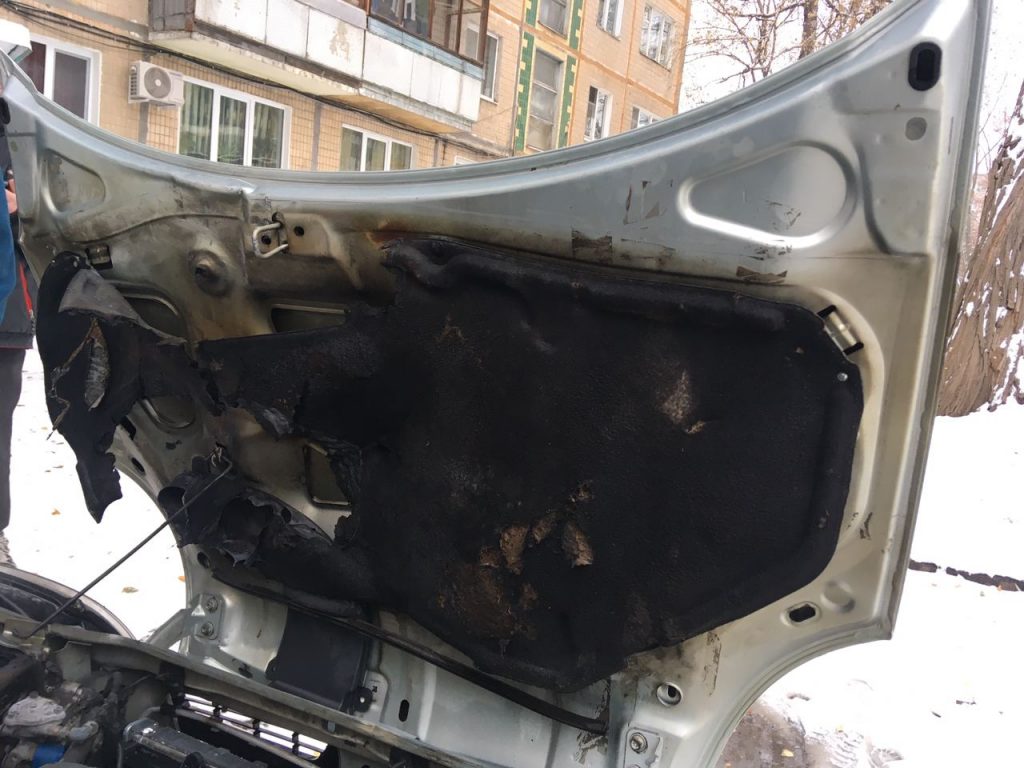 В Харькове во дворе вспыхнул Renault Kangoo