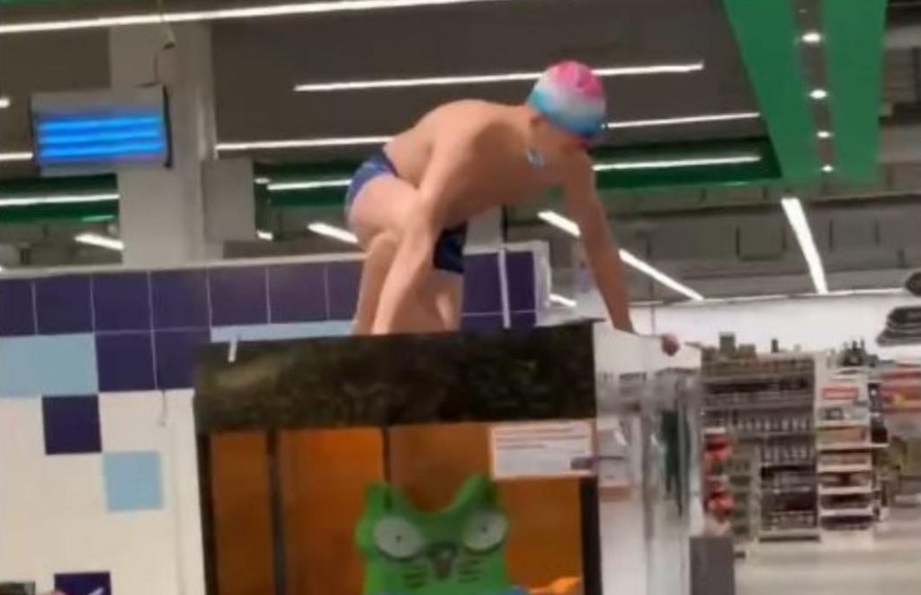 В Херсоне мужчина в плавках нырнул в аквариум в супермаркете
