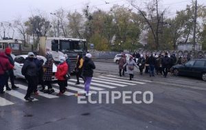В Киеве из-за карантина выходного дня предприниматели заблокировали улицу (ФОТО, ВИДЕО)