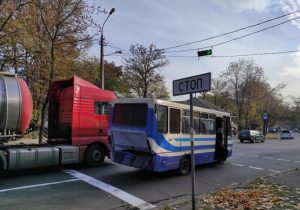 В Николаеве военный грузовик столкнулся с пассажирским автобусом  