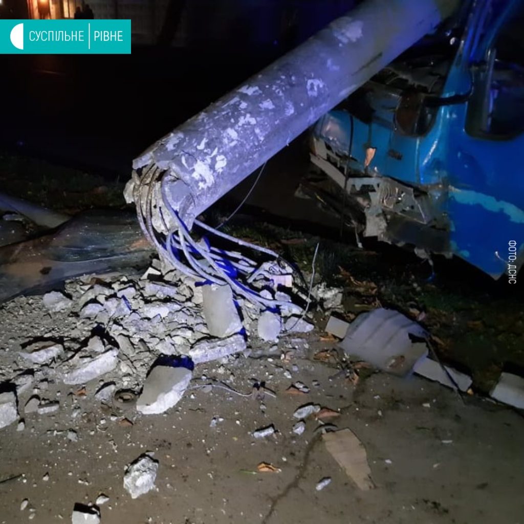 В результате ДТП в Ровно упал столб, мужчине зажало ногу (ФОТО)