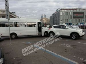 В центре Днепре водитель маршрутка врезалась в выезжающий с парковки Nissan (ФОТО, ВИДЕО)