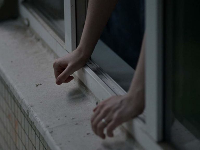 В Запорожье психически больной мужчина выпрыгнул из окна 7-го этажа