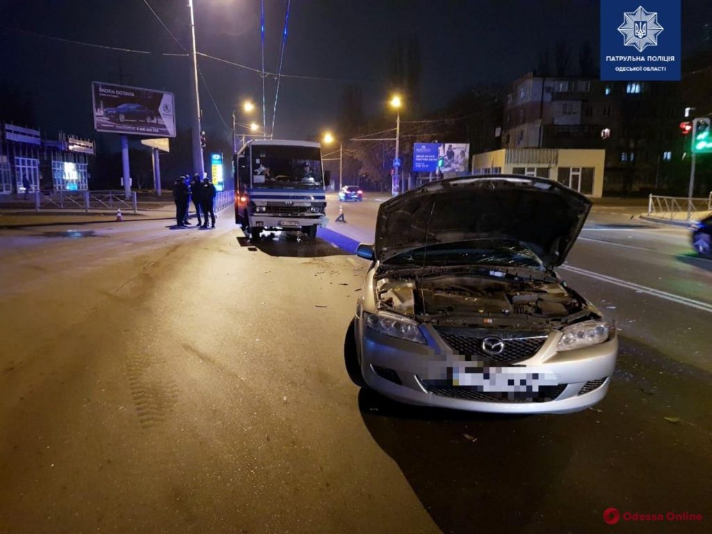 В Одесской области микроавтобус столкнулся с Mazda: двое пострадавших