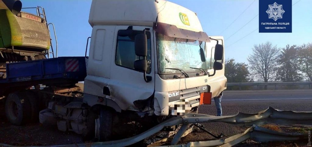 В Одесской области грузовик с комбайном на прицепе врезался в отбойник и в дорожное ограждение