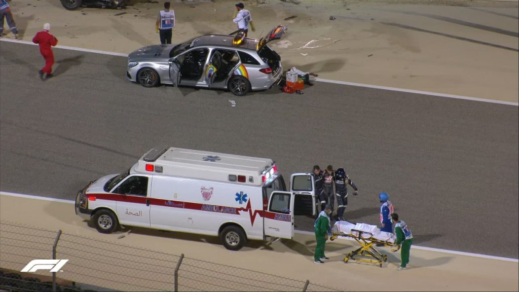 В Бахрейне на Гран-при «Формулы-1» авто врезалось в ограждение: машина загорелась